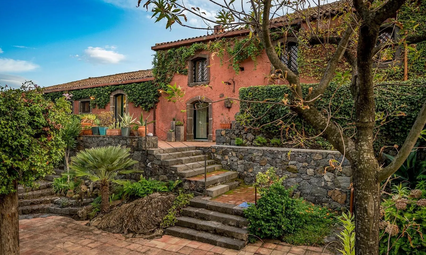 Linera 10, Emma Villas Santa Venerina