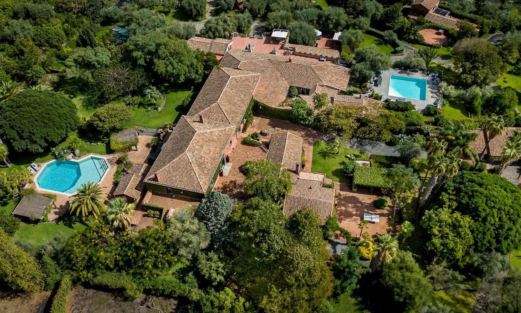 Linera 10, Emma Villas Santa Venerina