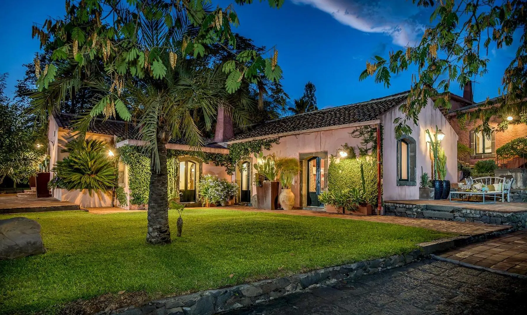 Linera 10, Emma Villas Santa Venerina