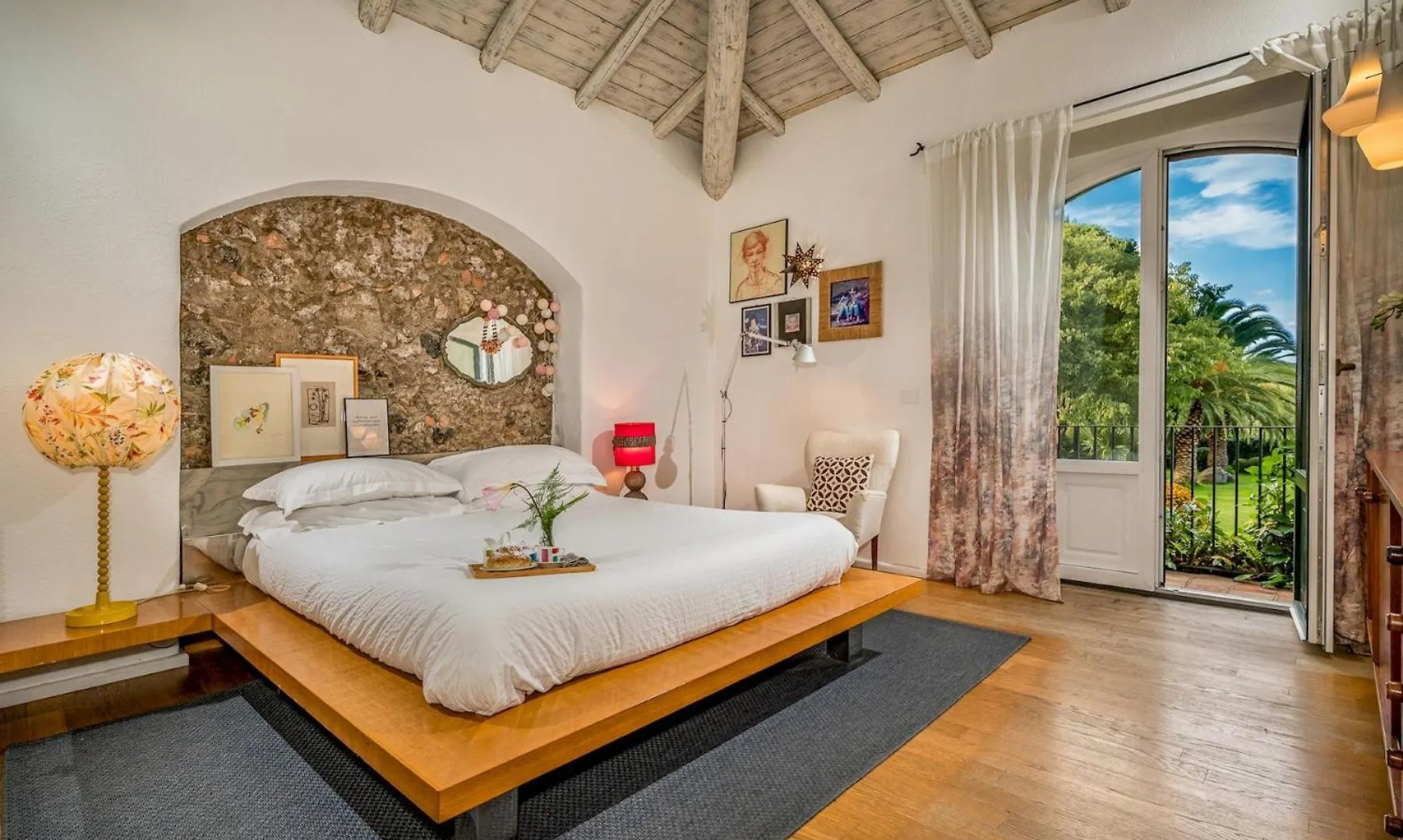 Linera 10, Emma Villas Santa Venerina