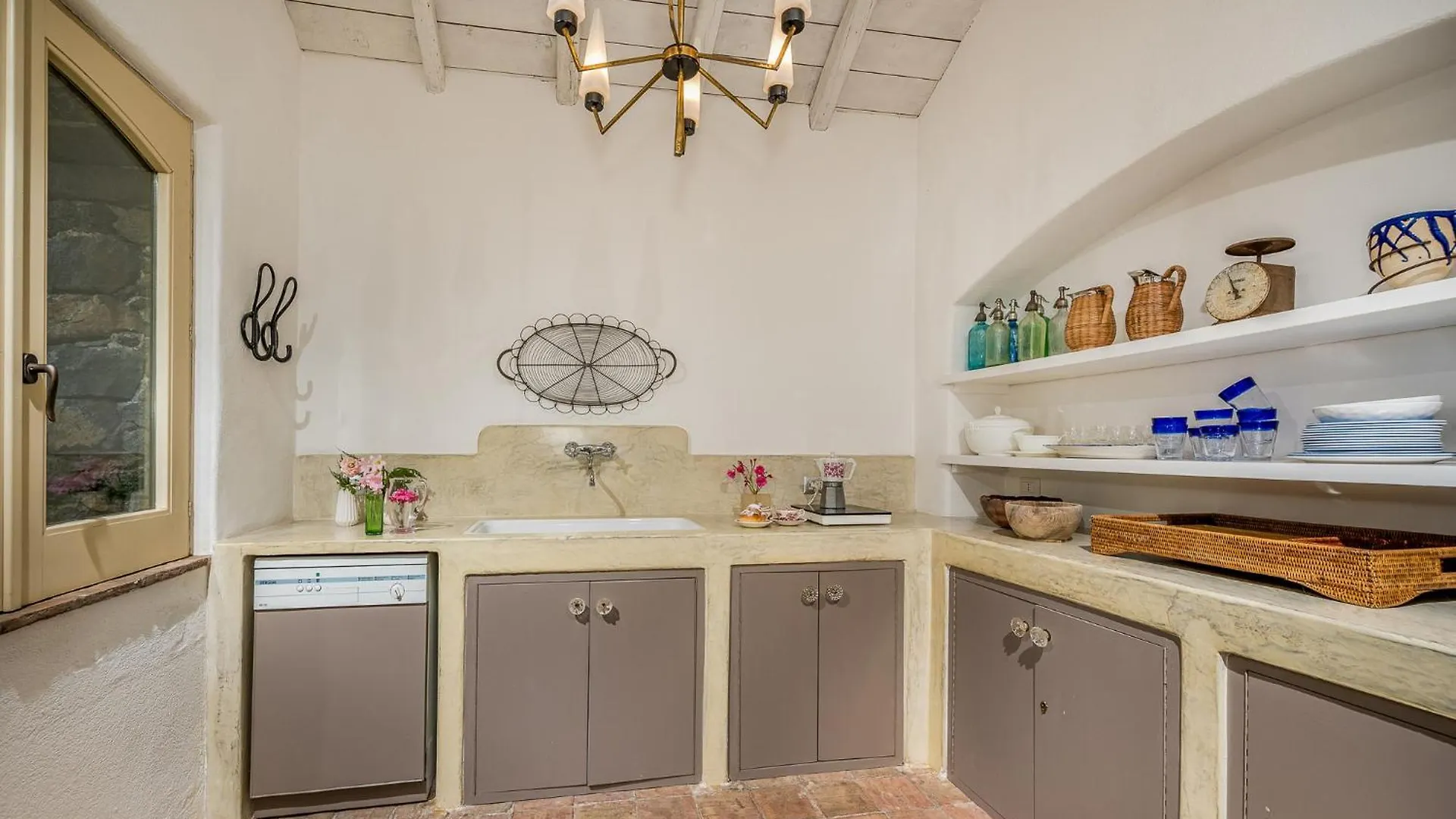 Linera 10, Emma Villas Santa Venerina
