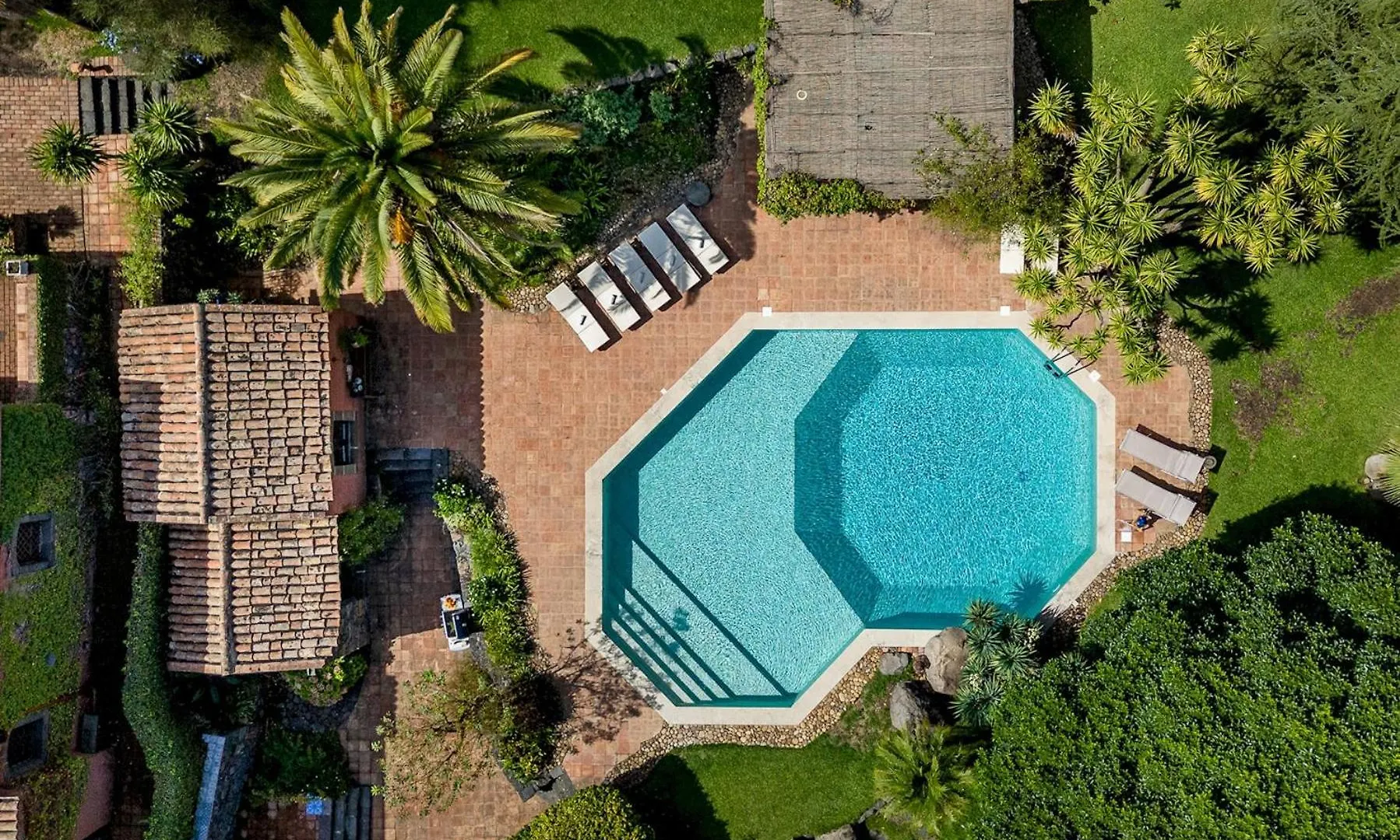 Linera 10, Emma Villas Santa Venerina
