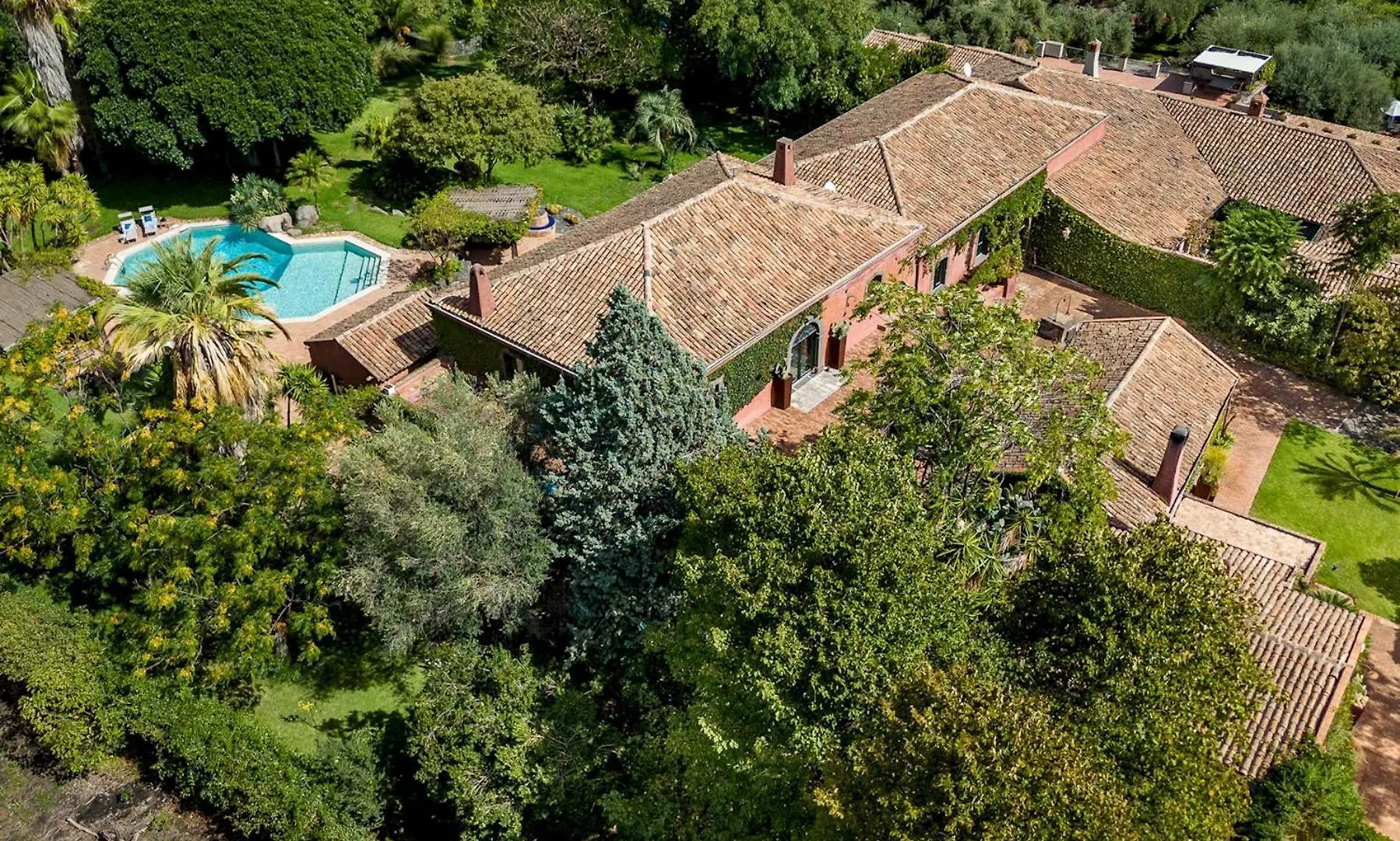 Linera 10, Emma Villas Santa Venerina